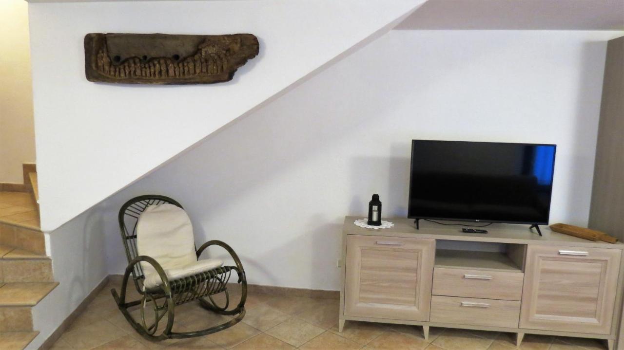 Lo Gnomo Sotto Al Glicine Apartment Chatillon Exterior photo